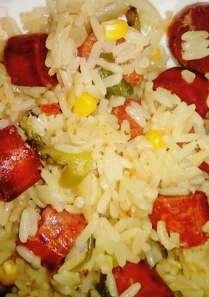 Una foto de Arroz con espinacas, choclos y salchichas vegetarianas.. 👍👌