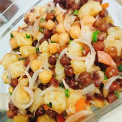 A picture of Black and white chickpeas salad 🥗.