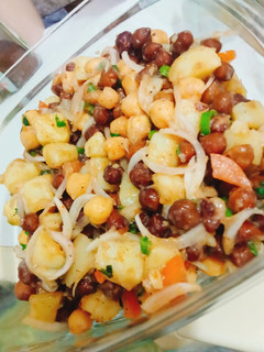 A picture of Black and white chickpeas salad 🥗.