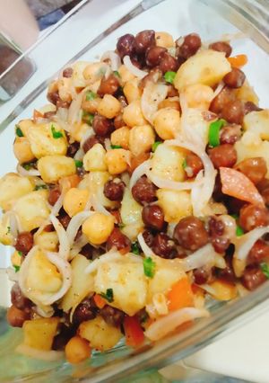 A picture of Black and white chickpeas salad 🥗.
