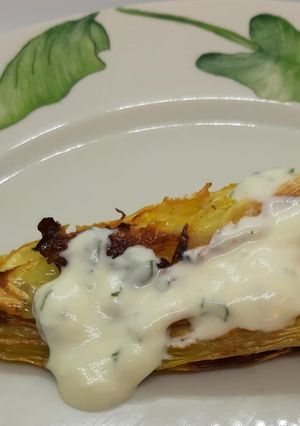 Una foto de Repollo gota al horno con salsa cremosa de albahaca