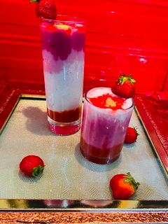 लेअर्ड स्ट्रॉबेरी स्मूदी (Layered strawberry smoothie recipe in hindi) रेसिपी मुख्य फोटो