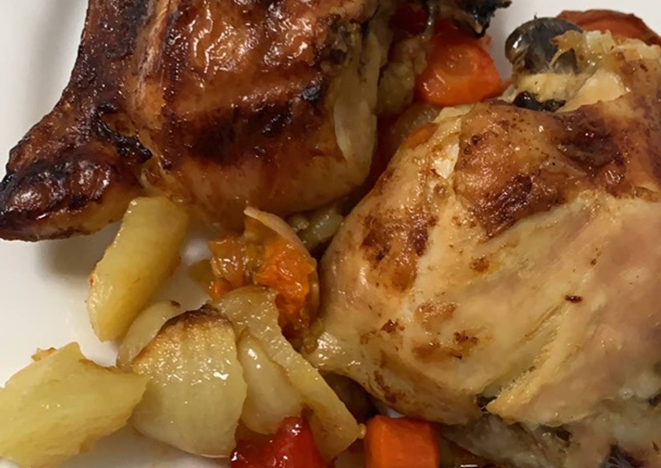 Pollo asado al horno con patatas y cebolla