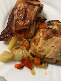 Una foto de Pollo asado al horno con patatas y cebolla