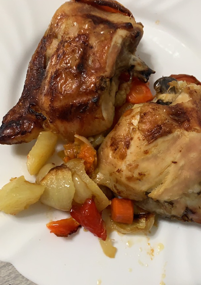 Una foto de Pollo asado al horno con patatas y cebolla