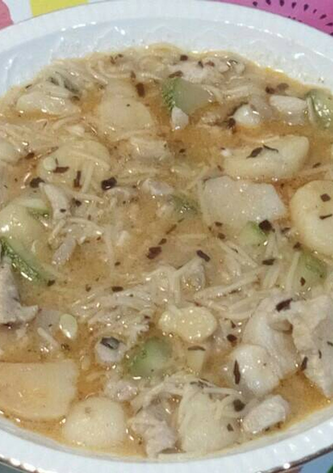 Una foto de Sopa de patata y calabacín con panceta fresca