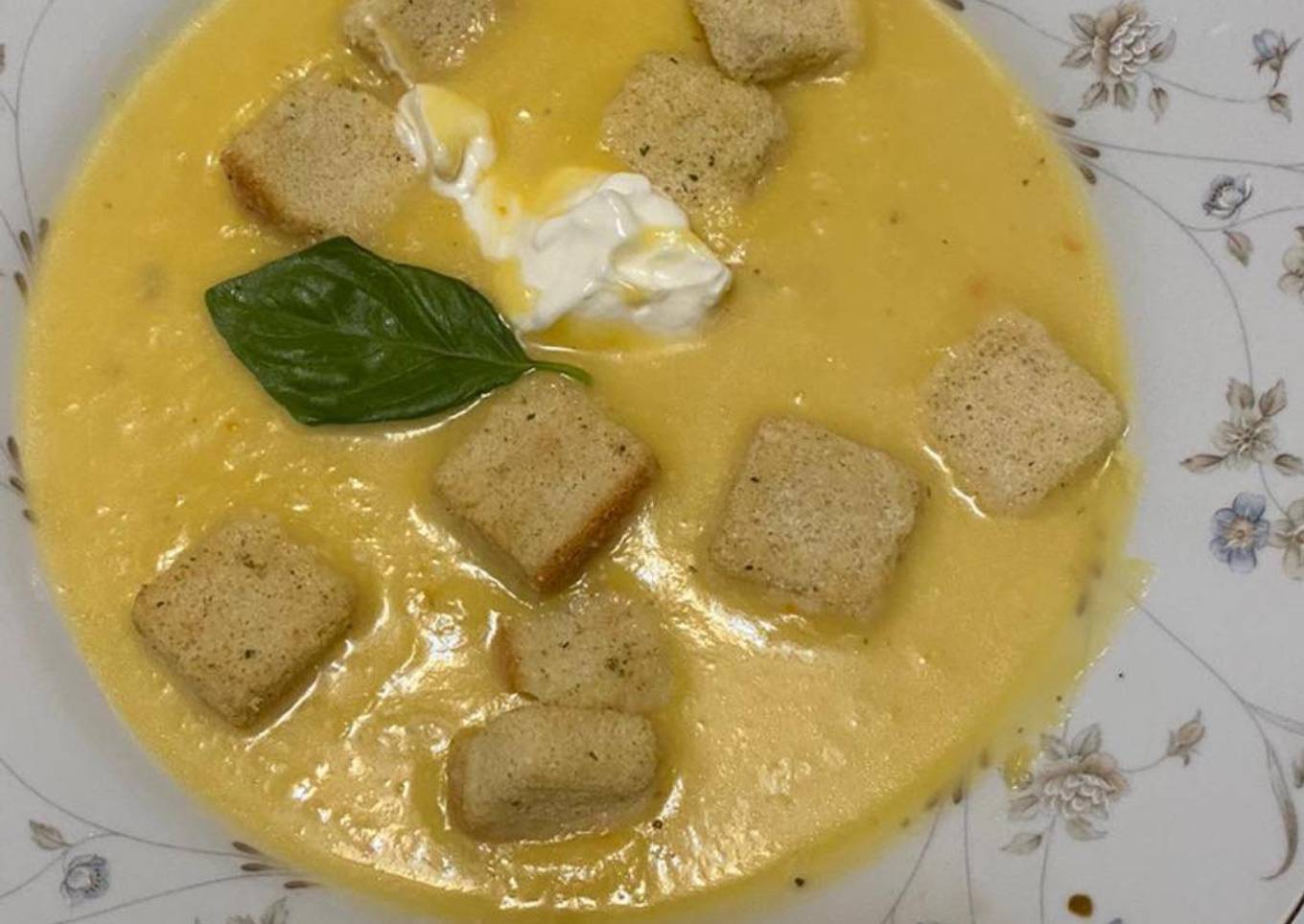 Sopa crema de calabaza con nata