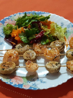 Una foto de Brochetas de langostinos y champiñones