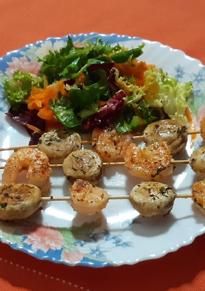 Una foto de Brochetas de langostinos y champiñones