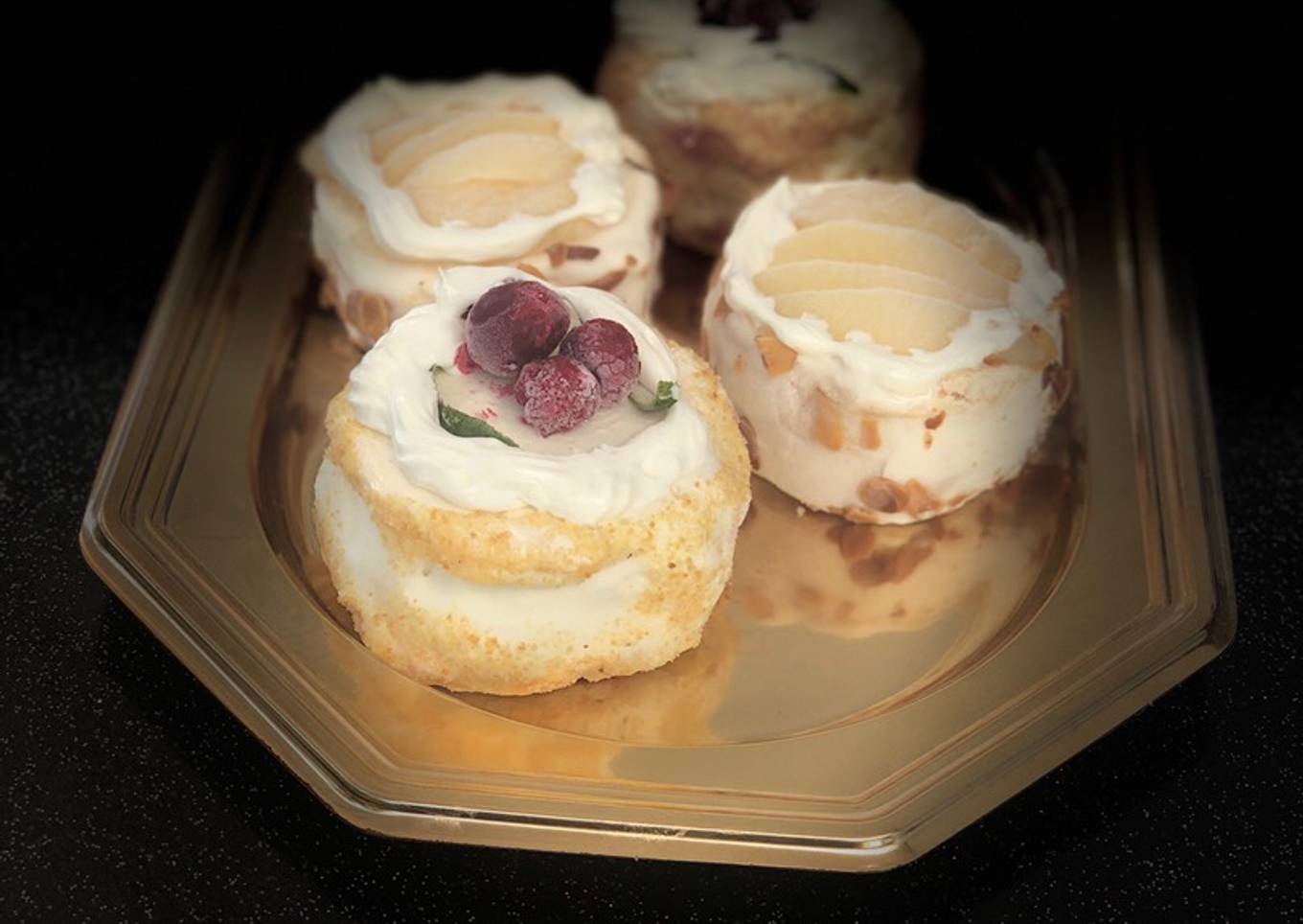 Petits vacherins : poire et citrons vert/ framboise