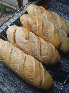 Una foto de Pan Relleno de Jamón y Queso rico y fácil🥖