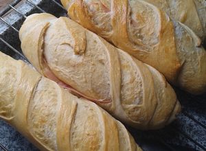 Una foto de Pan Relleno de Jamón y Queso rico y fácil🥖