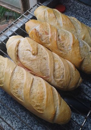 Una foto de Pan Relleno de Jamón y Queso rico y fácil🥖