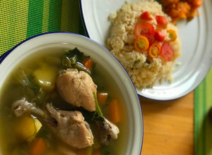 Una foto de Caldo de pollo con verduras
