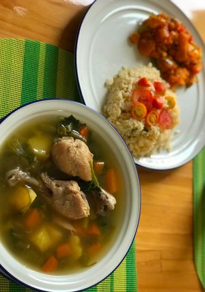 Una foto de Caldo de pollo con verduras