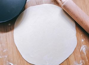 Hình của món 🌱 Đế Pizza Không Men Mỏng Giòn.