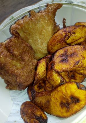 A picture of Fried bread nd plantain.