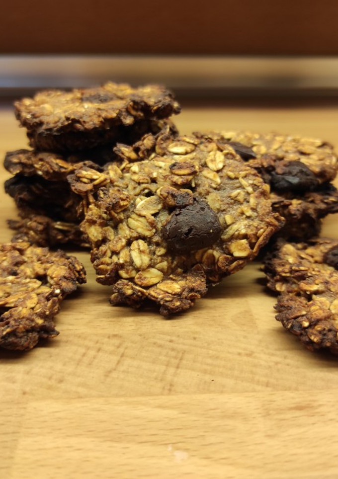 Una foto de Galletas de avena y plátano con chocolate