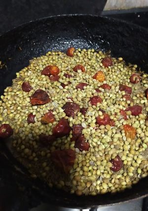 A picture of Dahi bara masala.