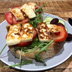 A picture of Halloumi Rocket and Tomato.