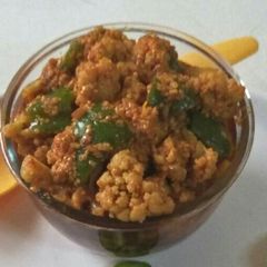 A picture of Cauliflower capsicum pickle.