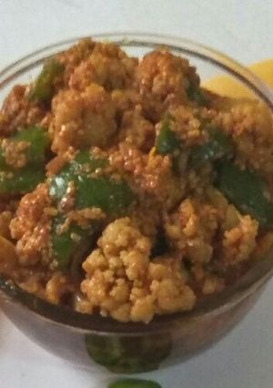 A picture of Cauliflower capsicum pickle.