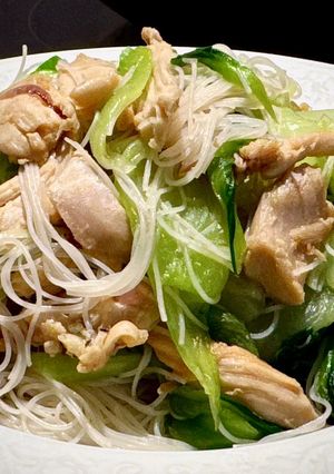 Hình của món Bún Gạo Xào Ức Gà Xé & Cải Thìa.