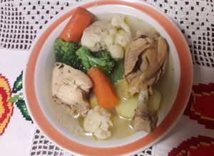 Una foto de Caldo de pollo, todos mis tips para que quede riquísimo