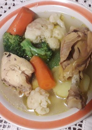 Una foto de Caldo de pollo, todos mis tips para que quede riquísimo