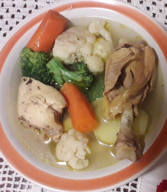Una foto de Caldo de pollo, todos mis tips para que quede riquísimo