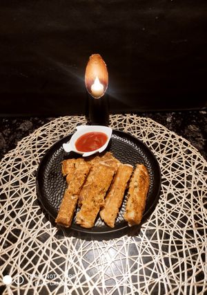 A picture of Cheese Chilli Garlic Bread Sticks.