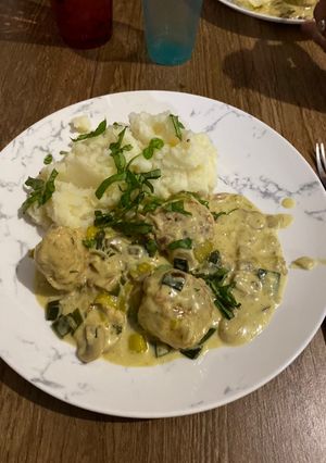 Una foto de Albóndigas de pollo al puerro con puré