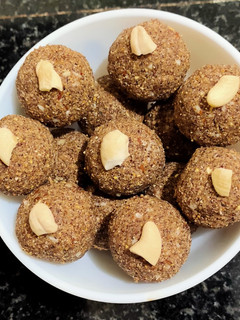 சத்துமிக்க சிறுதானிய லட்டு (Siruthaaniya laddo recipe in tamil) செய்முறை முக்கிய புகைப்படம்