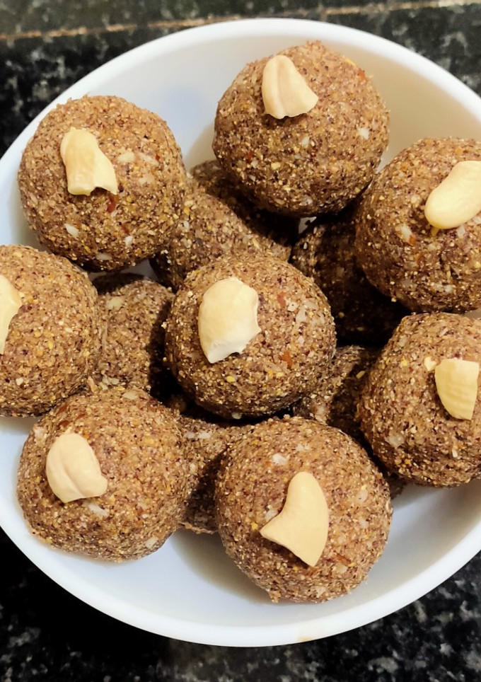 சத்துமிக்க சிறுதானிய லட்டு (Siruthaaniya laddo recipe in tamil) செய்முறை முக்கிய புகைப்படம்