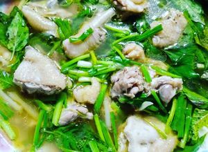 Hình của món Gà tre hấp tỏi, lá quế, hành lá 🐥.