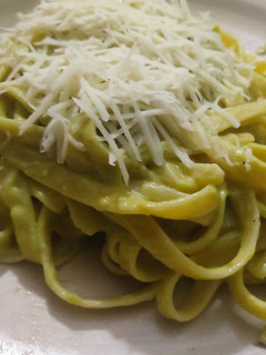 Una foto de Fideos veganos con salsa de palta