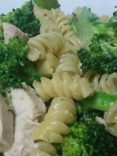 A picture of Tahini chicken and broccoli rotini pasta.