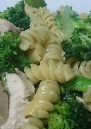 A picture of Tahini chicken and broccoli rotini pasta.
