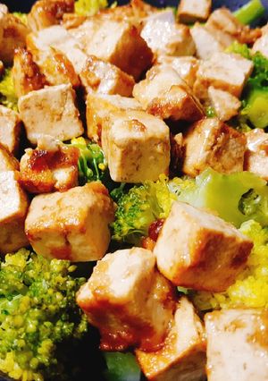 Una foto de Tofu con Verduras y Fideos Soba
