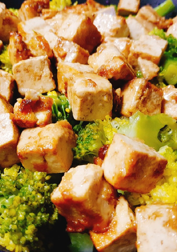 Una foto de Tofu con Verduras y Fideos Soba