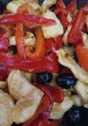 Foto di Straccetti di pollo a mo' di scaloppina con peperoni e olive