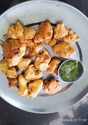 आलू, प्याज के भजिये और हरी चटनी रेसिपी मुख्य फोटो