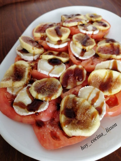 Una foto de Ensalada de higos con tomate y queso de cabra