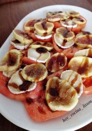 Una foto de Ensalada de higos con tomate y queso de cabra