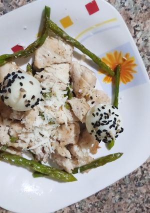 Une photo de Asperge verte au escalope de dinde et œufs de caille