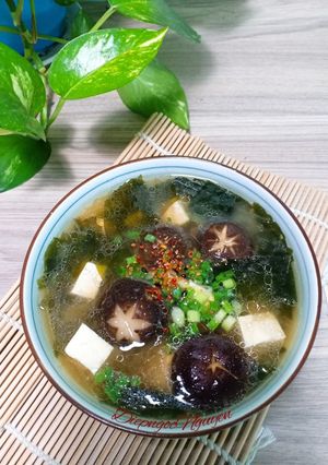 Hình của món Canh Miso rong biển đậu hủ, nấm hương.