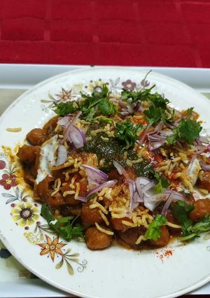 A picture of Aloo Tikki Chole Chaat.