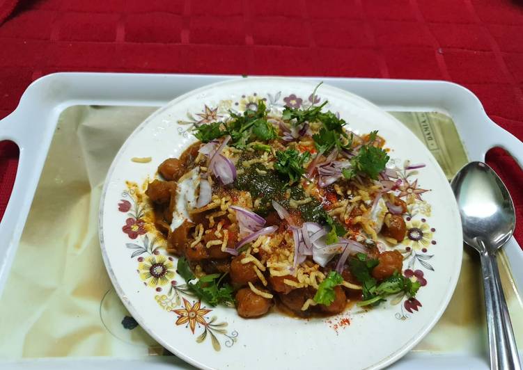 Recipe of Homemade Aloo Tikki Chole Chaat