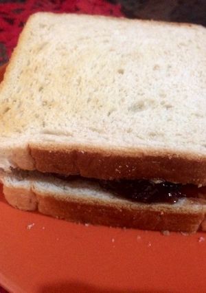 Una foto de Sándwich de crema de cacahuate con mermelada de fresa 🍓