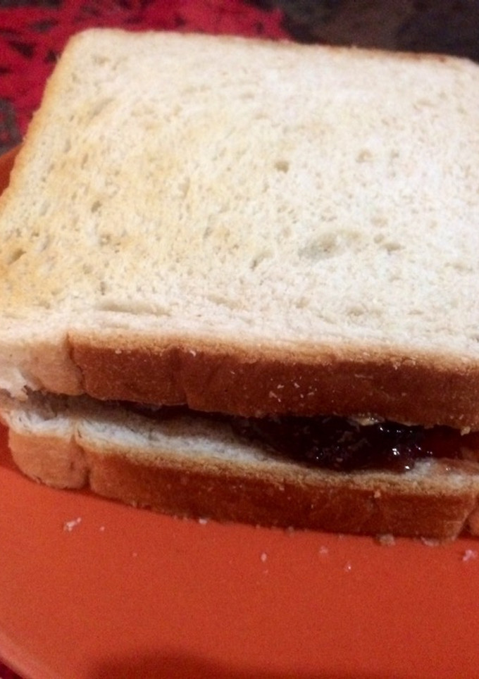 Una foto de Sándwich de crema de cacahuate con mermelada de fresa 🍓